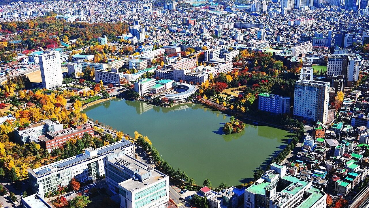 建国大学（건국대학교）首尔校区一鉴湖秋景航拍