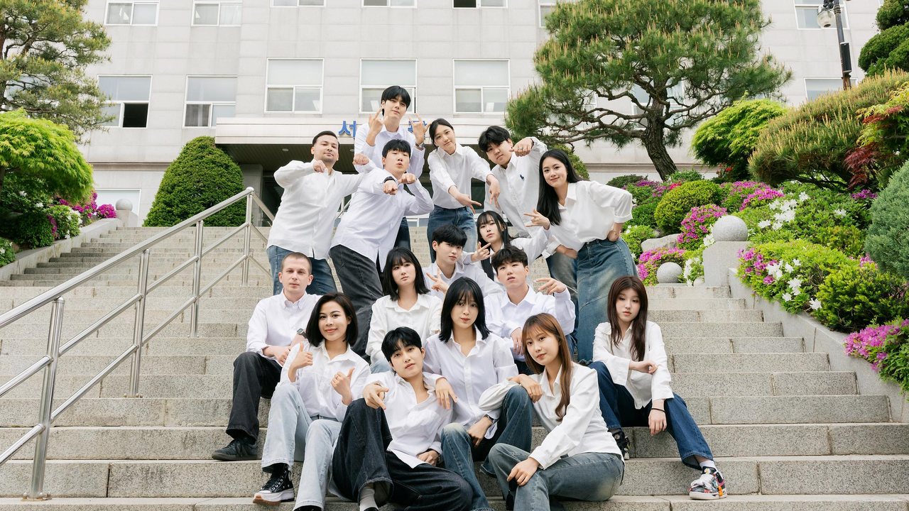 瑞靖大学（서정대학교）校园一角，学生在校舍台阶前合影